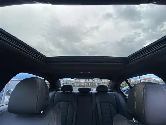 ＢＭＷ ３２０ｉ Mスポーツ 福岡県 2019(令1)年 4.9万km 白 ・サンルーフ/・アクティブクルーズコントロール/・純正HDDナビ/USB/Bluetooth/AUX/CD/・バックカメラ/・黒革シート/シートヒーター/・社外前後ドライブレコーダー/・フルセグ/・ETC/・純正19AW/・プッシュスタート/・パーキングアシスト/・アイドリングストップ/・スマートキー/・スペアキー/・電動リアゲート/・レーンキープアシスト/・オートライト/・LEDライト/・パドルシフト/・ワイヤレス充電/・保証書/・取扱説明書/・記録簿