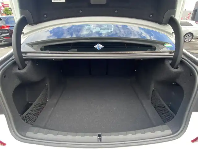 ＢＭＷ ３２０ｉ Mスポーツ 福岡県 2019(令1)年 4.9万km 白 ・サンルーフ/・アクティブクルーズコントロール/・純正HDDナビ/USB/Bluetooth/AUX/CD/・バックカメラ/・黒革シート/シートヒーター/・社外前後ドライブレコーダー/・フルセグ/・ETC/・純正19AW/・プッシュスタート/・パーキングアシスト/・アイドリングストップ/・スマートキー/・スペアキー/・電動リアゲート/・レーンキープアシスト/・オートライト/・LEDライト/・パドルシフト/・ワイヤレス充電/・保証書/・取扱説明書/・記録簿