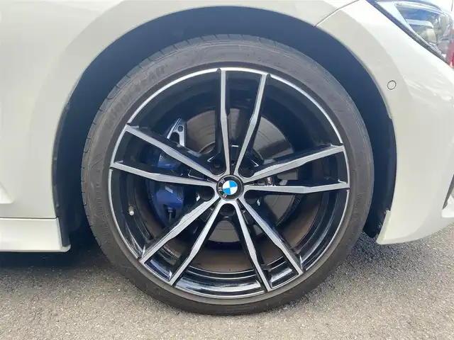 ＢＭＷ ３２０ｉ Mスポーツ 福岡県 2019(令1)年 4.9万km 白 ・サンルーフ/・アクティブクルーズコントロール/・純正HDDナビ/USB/Bluetooth/AUX/CD/・バックカメラ/・黒革シート/シートヒーター/・社外前後ドライブレコーダー/・フルセグ/・ETC/・純正19AW/・プッシュスタート/・パーキングアシスト/・アイドリングストップ/・スマートキー/・スペアキー/・電動リアゲート/・レーンキープアシスト/・オートライト/・LEDライト/・パドルシフト/・ワイヤレス充電/・保証書/・取扱説明書/・記録簿