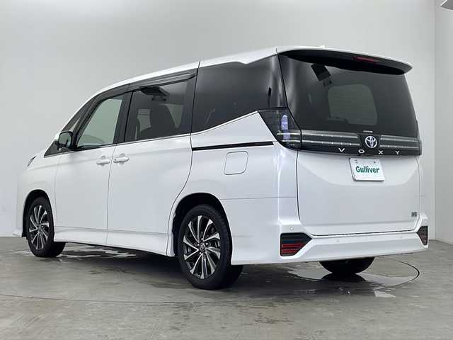トヨタ ヴォクシー ハイブリッド S－Z 鹿児島県 2025(令7)年 0.1万km ホワイトパールクリスタルシャイン トヨタセーフティセンス/純正ディスプレイオーディオ/(BT/AM/FM/Applecarplay/Androidauto)/レーダークルーズコントロール/レーンキープアシスト/電動パーキングブレーキ/オートマチックハイビーム/ブレーキオートホールド/ハーフレザーシート/前後コーナーセンサー/両側パワースライドドア/バックカメラ/前席シートヒーター/ウォークスルー/純正前方ドライブレコーダー/純正フロアマット/純正LEDヘッドライト/アイドリングストップ/100V電源