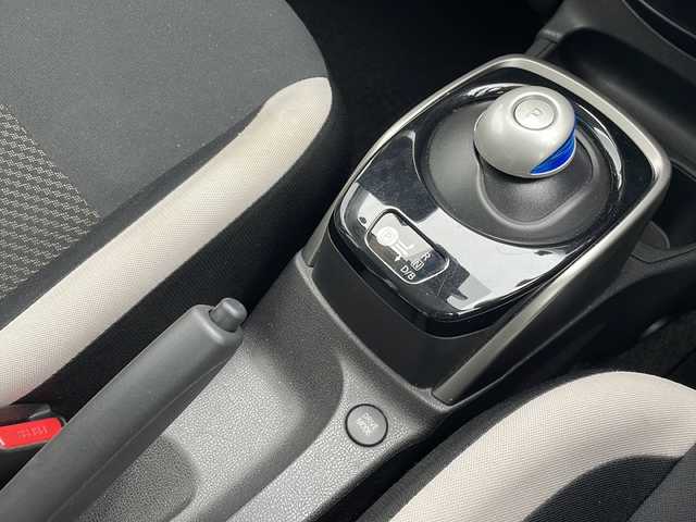 日産 ノート e－パワー X 沖縄県 2019(令1)年 4.8万km ダークメタルグレー 社外メモリナビ(AVIC-RW302)/ＣＤ/ＤＶＤ/ＡＵＸ/ＴＶ/ＵＳＢ/バックカメラ/ＥＴＣ/プッシュスタート/スマートキー/フロアマット/コーナーセンサー/衝突被害軽減ブレーキ/オートライト/純正15インチアルミホイール