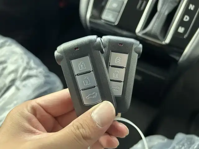 三菱 デリカＤ：５ ブラックエディション 千葉県 2025(令7)年 0.1千km 黒／グレー 禁煙車/4WD/ALPINE11型ナビ/・EX11NX/・CD/DVD/BT/フルセグ/ALPINE12.8型後席用モニター/オートクルーズコントロール/両側パワースライドドア/レザーシート/前席シートヒーター/D席パワーシート/パドルシフト/電動ステップ/ステアリングヒーター/LEDヘッドライト/オートハイビーム/ブラインドスポットモニター/パワーバックドア/保証書/スペアキー