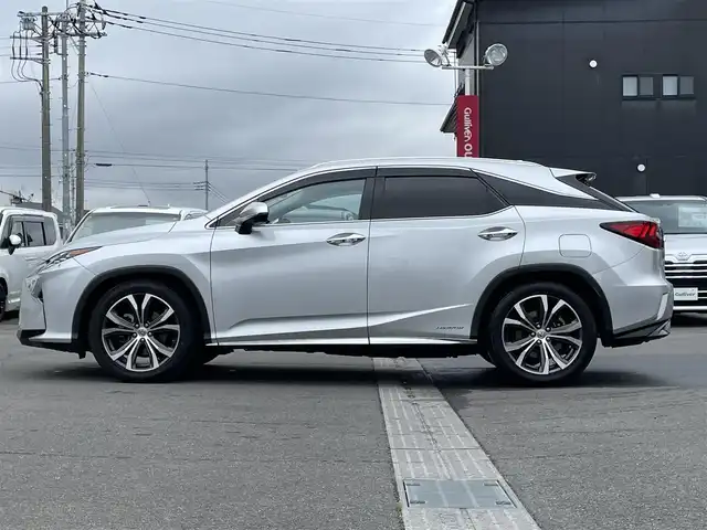 レクサス ＲＸ 450h バージョンL 群馬県 2015(平27)年 9.3万km プラチナムシルバーメタリック レクサスセーフティシステム/・プリクラッシュセーフティ/・レーダークルーズコントロール/・オートハイビーム/・レーンキープアシスト/・ブラインドスポットモニター/・クリアランスソナー/純正12.3インチナビ/　　フルセグ/Bluetooth/    CD/DVD/SD/SDREC/    FM/AM/USB/AUX/パノラミックビューモニター/4WD/サンルーフ/茶革シート/前席パワーシート/全席シートヒーター/前席エアーシート/ステアリングヒーター/オートLEDヘッドライト/パワーバックドア/ヘッドアップディスプレイ/純正20AW/純正18AWスタッドレスタイヤ積込/電動パーキングブレーキ/オートブレーキホールド/ドライブレコーダー/ビルドインETC2.0