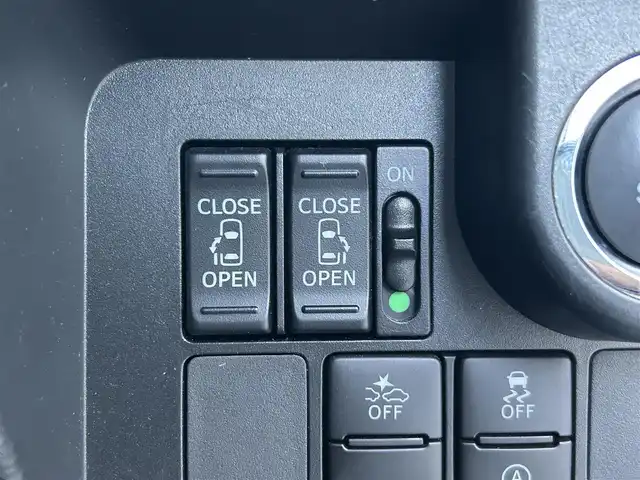 トヨタ ルーミー カスタムG－T 滋賀県 2017(平29)年 6.6万km ブラックマイカメタリック 両側パワースライドドア/社外7インチナビ【CN-RX04WD】/(AM/FM/CD/DVD/Blu-ray/フルセグ/Bluetooth)/バックカメラ/ETC/トヨタセーフティセンス/・踏み間違い防止アシスト/・ブレーキアシスト/・プリクラッシュブレーキアシスト/・ヒルスタート（坂道発進）アシスト/・後側方衝突防止支援システム/・TCS（トラクションコントロールシステム）/・VDC（ビークルダイナミクスコントロール）/・レーンキープアシスト/・ASCD（オートスピードコントロール装置）/・ABS（アンチロックブレーキシステム）/・バックビューモニター/電動格納ミラー/ステアリングスイッチ/オートライト/LEDヘッドライト/フロントフォグ/フルオートエアコン/プッシュスタート/スマートキー/純正フロアマット