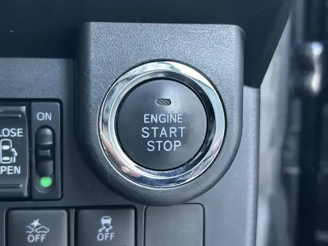 トヨタ ルーミー カスタムG－T 滋賀県 2017(平29)年 6.6万km ブラックマイカメタリック 両側パワースライドドア/社外7インチナビ【CN-RX04WD】/(AM/FM/CD/DVD/Blu-ray/フルセグ/Bluetooth)/バックカメラ/ETC/トヨタセーフティセンス/・踏み間違い防止アシスト/・ブレーキアシスト/・プリクラッシュブレーキアシスト/・ヒルスタート（坂道発進）アシスト/・後側方衝突防止支援システム/・TCS（トラクションコントロールシステム）/・VDC（ビークルダイナミクスコントロール）/・レーンキープアシスト/・ASCD（オートスピードコントロール装置）/・ABS（アンチロックブレーキシステム）/・バックビューモニター/電動格納ミラー/ステアリングスイッチ/オートライト/LEDヘッドライト/フロントフォグ/フルオートエアコン/プッシュスタート/スマートキー/純正フロアマット