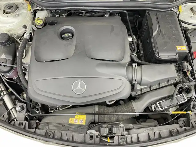 メルセデス・ベンツ ＣＬＡ２５０ 4MATIC 滋賀県 2016(平28)年 8.9万km カルサイトホワイト 純正HDDナビ/・Bluetooth/・CD、DVD/・ミュージック録音再生/AMGライン/・AMGスタイリングパッケージ（エアロ）/・シルバーダイヤモンドフロントグリル/・前席パワーシート/・18インチAMGアルミホイール/・フロントブレーキキャリパー＆ディスク/・前席ランバーサポート/・AMGスポーツステアリング/バックカメラ/ETC/ハーフレザーシート/前席シートヒーター/キセノンヘッドライト/前後コーナーセンサー/クルーズコントロール/ブラインドスポットアシスト/レーンキープアシスト/衝突防止アシストプラス/ESP/アテンションアシスト