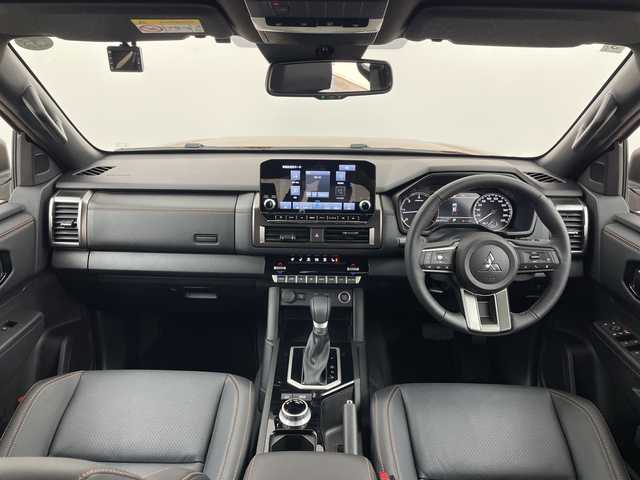 三菱 トライトン GSR 群馬県 2025(令7)年 0.4万km オレンジ 純正ベッドライナー　純正9型ナビ　全周囲カメラ　BSM　ETC　ドラレコ　レザーシート　シートヒーター　衝突被害軽減ブレーキ　レーンアシスト　オートマチックハイビーム　LEDヘッドライト　禁煙