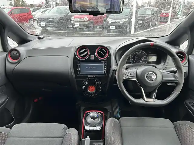 日産 ノート e－パワー ニスモ 栃木県 2018(平30)年 3万km ブリリアントホワイトパール エマージェンシーブレーキ/レーンキープアシスト/オートハイビーム/純正SDナビ/・フルセグTV/・CD/DVD/BT/・USB/SD/AUX/・AM.FM/アラウンドビューモニター/ETC/インテリジェントスマートルームミラー/ニスモフルエアロ/革巻きステアリング/ステアリングスイッチ/コーナーセンサー/スマートキー×２/プッシュスタート/LEDヘッドライト/フォグランプ（R）/オートライト/純正16インチAW/純正フロアマット/純正ドアバイザー/横滑り防止システム/電動格納ウィンカーミラー