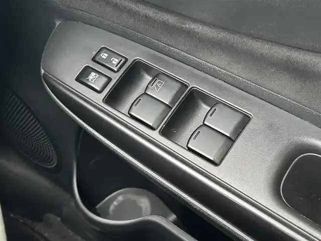 日産 ノート e－パワー ニスモ 栃木県 2018(平30)年 3万km ブリリアントホワイトパール エマージェンシーブレーキ/レーンキープアシスト/オートハイビーム/純正SDナビ/・フルセグTV/・CD/DVD/BT/・USB/SD/AUX/・AM.FM/アラウンドビューモニター/ETC/インテリジェントスマートルームミラー/ニスモフルエアロ/革巻きステアリング/ステアリングスイッチ/コーナーセンサー/スマートキー×２/プッシュスタート/LEDヘッドライト/フォグランプ（R）/オートライト/純正16インチAW/純正フロアマット/純正ドアバイザー/横滑り防止システム/電動格納ウィンカーミラー