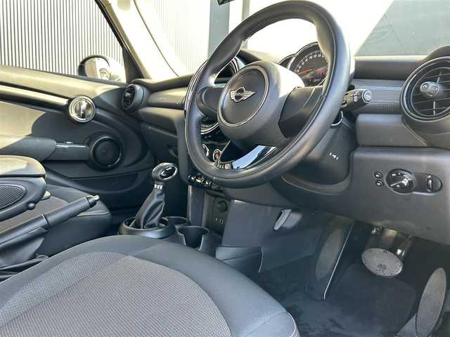 ＭＩＮＩ ミニ クーパー D 香川県 2016(平28)年 5.8万km ミッドナイト・ブラック・メタリック ブラックアルミ/オートライト/革巻きステアリング/F.Rフォグランプ/F.ドラレコ/電格ミラー/アンビエントライト/Bluetooth/USB/AUX