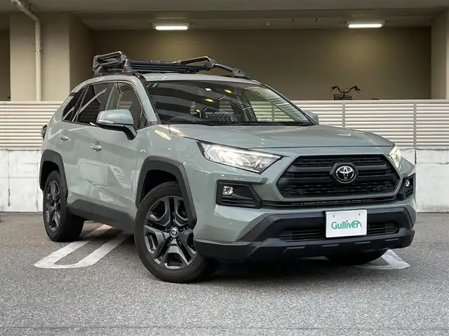 トヨタ ＲＡＶ４ アドベンチャー 大阪府 2023(令5)年 1.6万km アーバンカーキ ワンオーナー/純正10.5インチディスプレイオーディオ/（フルセグTV/Bluetooth）/TRD純正ルーフラック/（MS613-42001）/デジタルインナーミラー/トヨタセーフティーセンス/・プリクラッシュセーフティー/・レーントレーシングアシスト/・レーダークルーズコントロール/・オートマチックハイビーム/・ロードサインアシスト/・先行車発進/・パーキングサポートブレーキ前後/・ブラインドスポットモニター/黒レザーシート/Dパワーシートメモリ付き/前席シートヒーター/エアーシート/ステアリングヒーター/黒レザーシート/D/Nパワーシート/純正19インチアルミホイール/LEDヘッドライト/ETC2/0/先行車発進告知機能/保証書/取扱説明書/記録簿R5/R6/R7/スペアキー