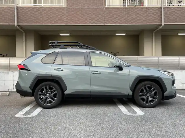 トヨタ ＲＡＶ４ アドベンチャー 大阪府 2023(令5)年 1.6万km アーバンカーキ ワンオーナー/純正10.5インチディスプレイオーディオ/（フルセグTV/Bluetooth）/TRD純正ルーフラック/（MS613-42001）/デジタルインナーミラー/トヨタセーフティーセンス/・プリクラッシュセーフティー/・レーントレーシングアシスト/・レーダークルーズコントロール/・オートマチックハイビーム/・ロードサインアシスト/・先行車発進/・パーキングサポートブレーキ前後/・ブラインドスポットモニター/黒レザーシート/Dパワーシートメモリ付き/前席シートヒーター/エアーシート/ステアリングヒーター/黒レザーシート/D/Nパワーシート/純正19インチアルミホイール/LEDヘッドライト/ETC2/0/先行車発進告知機能/保証書/取扱説明書/記録簿R5/R6/R7/スペアキー
