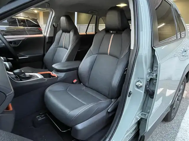 トヨタ ＲＡＶ４ アドベンチャー 大阪府 2023(令5)年 1.6万km アーバンカーキ ワンオーナー/純正10.5インチディスプレイオーディオ/（フルセグTV/Bluetooth）/TRD純正ルーフラック/（MS613-42001）/デジタルインナーミラー/トヨタセーフティーセンス/・プリクラッシュセーフティー/・レーントレーシングアシスト/・レーダークルーズコントロール/・オートマチックハイビーム/・ロードサインアシスト/・先行車発進/・パーキングサポートブレーキ前後/・ブラインドスポットモニター/黒レザーシート/Dパワーシートメモリ付き/前席シートヒーター/エアーシート/ステアリングヒーター/黒レザーシート/D/Nパワーシート/純正19インチアルミホイール/LEDヘッドライト/ETC2/0/先行車発進告知機能/保証書/取扱説明書/記録簿R5/R6/R7/スペアキー