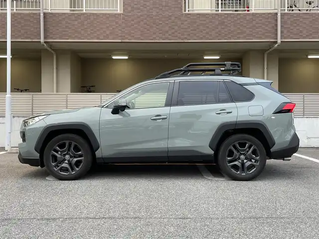 トヨタ ＲＡＶ４ アドベンチャー 大阪府 2023(令5)年 1.6万km アーバンカーキ ワンオーナー/純正10.5インチディスプレイオーディオ/（フルセグTV/Bluetooth）/TRD純正ルーフラック/（MS613-42001）/デジタルインナーミラー/トヨタセーフティーセンス/・プリクラッシュセーフティー/・レーントレーシングアシスト/・レーダークルーズコントロール/・オートマチックハイビーム/・ロードサインアシスト/・先行車発進/・パーキングサポートブレーキ前後/・ブラインドスポットモニター/黒レザーシート/Dパワーシートメモリ付き/前席シートヒーター/エアーシート/ステアリングヒーター/黒レザーシート/D/Nパワーシート/純正19インチアルミホイール/LEDヘッドライト/ETC2/0/先行車発進告知機能/保証書/取扱説明書/記録簿R5/R6/R7/スペアキー
