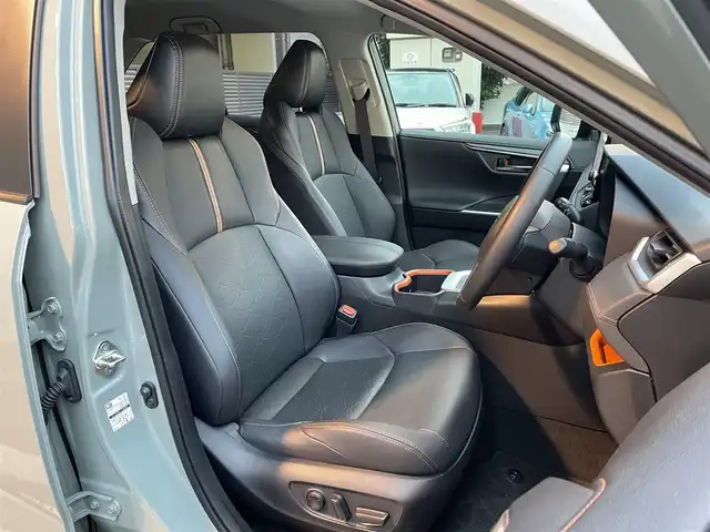 トヨタ ＲＡＶ４ アドベンチャー 大阪府 2023(令5)年 1.6万km アーバンカーキ ワンオーナー/純正10.5インチディスプレイオーディオ/（フルセグTV/Bluetooth）/TRD純正ルーフラック/（MS613-42001）/デジタルインナーミラー/トヨタセーフティーセンス/・プリクラッシュセーフティー/・レーントレーシングアシスト/・レーダークルーズコントロール/・オートマチックハイビーム/・ロードサインアシスト/・先行車発進/・パーキングサポートブレーキ前後/・ブラインドスポットモニター/黒レザーシート/Dパワーシートメモリ付き/前席シートヒーター/エアーシート/ステアリングヒーター/黒レザーシート/D/Nパワーシート/純正19インチアルミホイール/LEDヘッドライト/ETC2/0/先行車発進告知機能/保証書/取扱説明書/記録簿R5/R6/R7/スペアキー