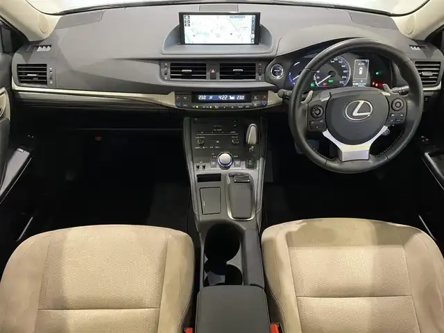 レクサス ＣＴ 200h バージョンC 熊本県 2020(令2)年 1.9万km グラファイトブラックガラスフレーク ・スマートキー/・プッシュスタート/・プリクラッシュセーフティ/・レーンでパチャーアラート/・クルーズコントロール(追従式)/・オートマティックハイビーム/・前席パワーシート/・前席シートヒーター /・純正メモリナビ/　【BD・Bluetooth・USB・SD・AUX・MSV】/・フルセグTV/・バックカメラ/・ETC2.0/・LEDヘッドランプ/・LEDフォグランプ/・純正マット