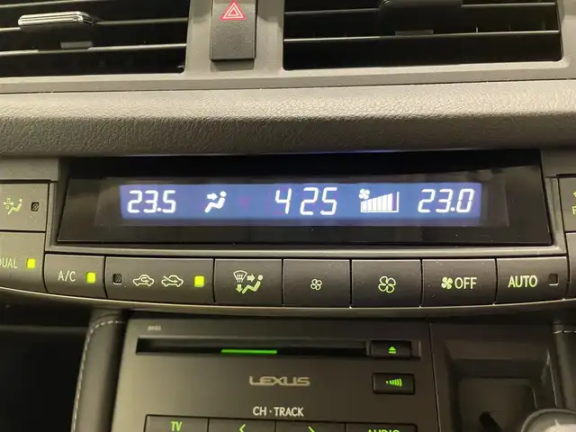 レクサス ＣＴ 200h バージョンC 熊本県 2020(令2)年 1.9万km グラファイトブラックガラスフレーク ・スマートキー/・プッシュスタート/・プリクラッシュセーフティ/・レーンでパチャーアラート/・クルーズコントロール(追従式)/・オートマティックハイビーム/・前席パワーシート/・前席シートヒーター /・純正メモリナビ/　【BD・Bluetooth・USB・SD・AUX・MSV】/・フルセグTV/・バックカメラ/・ETC2.0/・LEDヘッドランプ/・LEDフォグランプ/・純正マット