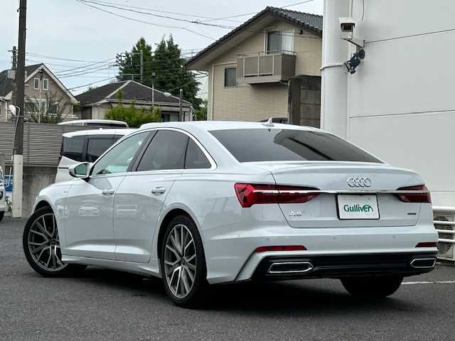 アウディ アウディ Ａ６ 45TFSIクワトロ Sライン 東京都 2022(令4)年 2.4万km グレイシアホワイトメタリック 純正SDナビ/衝突被害軽減ブレーキ/パワーアシストパッケージ/・パワークロージングドア/・パワートランクフード/リオコンフォートパッケージ/・シートヒーター後席/・4ゾーン（前後左右独立調整）オートエアコン/ライティングパッケージ/・HDマトリクスLEDヘッドランプ/・ヘッドランプウォッシャー/・マルチカラーアンビエントライティング/パークアシストパッケージ/・サラウンドビューカメラ/カーブストーンアシスト/ブラックスタイリングパッケージ/・ブラック枠付ブラック横８本桟フロントグリル/ステアリングヒーター/4WD /ETC2.0/ドライブレコーダー/横滑り防止装置/取扱説明書