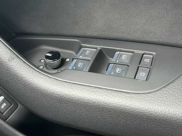 アウディ アウディ Ａ６ 45TFSIクワトロ Sライン 東京都 2022(令4)年 2.4万km グレイシアホワイトメタリック 純正SDナビ/衝突被害軽減ブレーキ/パワーアシストパッケージ/・パワークロージングドア/・パワートランクフード/リオコンフォートパッケージ/・シートヒーター後席/・4ゾーン（前後左右独立調整）オートエアコン/ライティングパッケージ/・HDマトリクスLEDヘッドランプ/・ヘッドランプウォッシャー/・マルチカラーアンビエントライティング/パークアシストパッケージ/・サラウンドビューカメラ/カーブストーンアシスト/ブラックスタイリングパッケージ/・ブラック枠付ブラック横８本桟フロントグリル/ステアリングヒーター/4WD /ETC2.0/ドライブレコーダー/横滑り防止装置/取扱説明書