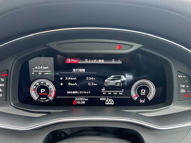 アウディ アウディ Ａ６ 45TFSIクワトロ Sライン 東京都 2022(令4)年 2.4万km グレイシアホワイトメタリック 純正SDナビ/衝突被害軽減ブレーキ/パワーアシストパッケージ/・パワークロージングドア/・パワートランクフード/リオコンフォートパッケージ/・シートヒーター後席/・4ゾーン（前後左右独立調整）オートエアコン/ライティングパッケージ/・HDマトリクスLEDヘッドランプ/・ヘッドランプウォッシャー/・マルチカラーアンビエントライティング/パークアシストパッケージ/・サラウンドビューカメラ/カーブストーンアシスト/ブラックスタイリングパッケージ/・ブラック枠付ブラック横８本桟フロントグリル/ステアリングヒーター/4WD /ETC2.0/ドライブレコーダー/横滑り防止装置/取扱説明書