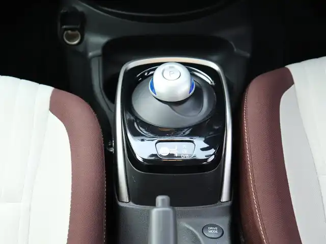 日産 ノート e－パワー X モード・プレミア 神奈川県 2017(平29)年 4.3万km ガーネットレッド メモリナビ/アラウンドビューモニター/フルセグテレビ/ETC2.0/ドライブレコーダー/LEDヘットライト/ステアリングスイッチ/プッシュスタート/インテリジェントキー/保証書/取説/記録（H.30.R.2.4.6）/スペアインテリキー