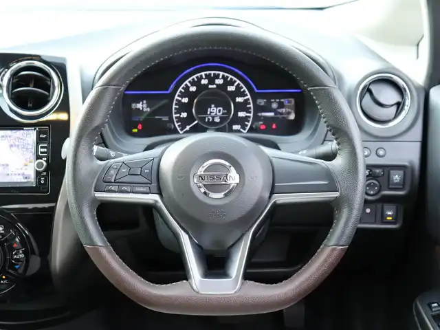 日産 ノート e－パワー X モード・プレミア 神奈川県 2017(平29)年 4.3万km ガーネットレッド メモリナビ/アラウンドビューモニター/フルセグテレビ/ETC2.0/ドライブレコーダー/LEDヘットライト/ステアリングスイッチ/プッシュスタート/インテリジェントキー/保証書/取説/記録（H.30.R.2.4.6）/スペアインテリキー