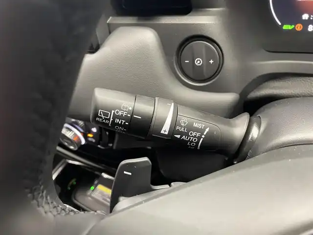 ホンダ ヴェゼル ハイブリッド e:HEV Z 鹿児島県 2025(令7)年 0.1万km未満 プラチナホワイトパール Honda CONNECTディスプレー+ETC2.0車載器+ワイヤレス充電器/純正フロントグリル（ベルリナブラック）/ホンダセンシング　/バックカメラ/ブラインドスポットモニター　/電動パーキングブレーキ　/オートブレーキホールド　/オールオートウィンドウ　/革巻きステアリング/ステアリングヒーター/パドルシフト