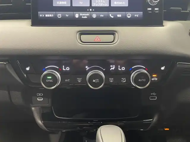 ホンダ ヴェゼル ハイブリッド e:HEV Z 鹿児島県 2025(令7)年 0.1万km未満 プラチナホワイトパール Honda CONNECTディスプレー+ETC2.0車載器+ワイヤレス充電器/純正フロントグリル（ベルリナブラック）/ホンダセンシング　/バックカメラ/ブラインドスポットモニター　/電動パーキングブレーキ　/オートブレーキホールド　/オールオートウィンドウ　/革巻きステアリング/ステアリングヒーター/パドルシフト