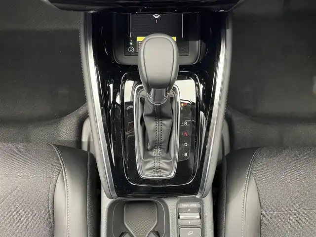 ホンダ ヴェゼル ハイブリッド e:HEV Z 鹿児島県 2025(令7)年 0.1万km未満 プラチナホワイトパール Honda CONNECTディスプレー+ETC2.0車載器+ワイヤレス充電器/純正フロントグリル（ベルリナブラック）/ホンダセンシング　/バックカメラ/ブラインドスポットモニター　/電動パーキングブレーキ　/オートブレーキホールド　/オールオートウィンドウ　/革巻きステアリング/ステアリングヒーター/パドルシフト