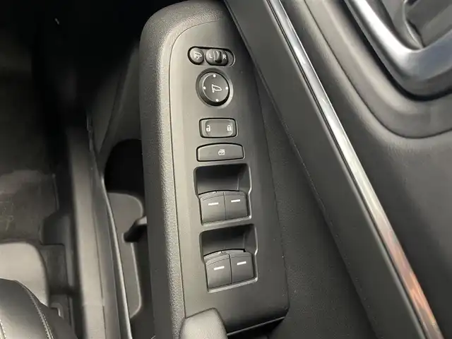 ホンダ ヴェゼル ハイブリッド e:HEV Z 鹿児島県 2025(令7)年 0.1万km未満 プラチナホワイトパール Honda CONNECTディスプレー+ETC2.0車載器+ワイヤレス充電器/純正フロントグリル（ベルリナブラック）/ホンダセンシング　/バックカメラ/ブラインドスポットモニター　/電動パーキングブレーキ　/オートブレーキホールド　/オールオートウィンドウ　/革巻きステアリング/ステアリングヒーター/パドルシフト