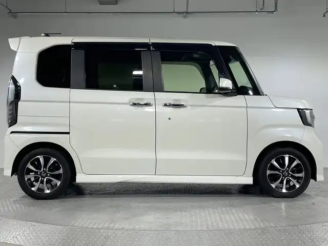 ホンダ Ｎ ＢＯＸ カスタム G L ホンダセンシング 神奈川県 2017(平29)年 7.3万km プレミアムホワイトパールⅡ 純正7型SDナビゲーション【VXM-184VFi】/AM FM フルセグ Bluetooth CD DVD SD/バックカメラ/両側パワースライドドア/ホンダセンシング/衝突軽減ブレーキ/誤発進抑制機能/後方誤発進抑制機能/歩行者事故低減ステアリング/先行車発進お知らせ機能/アダプティブクルーズコントロール/車線維持支援システム/標識認識機能/路外逸脱抑制機能/ステアリングリモコン/ビルトインETC/純正フロアマット/プッシュスタート/スマートキー/LEDヘッドライト/オートライト/オートマチックハイビーム/フォグランプ/純正14アルミホイル/ドアバイザー