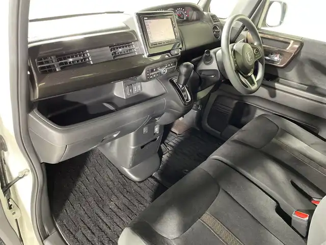 ホンダ Ｎ ＢＯＸ カスタム G L ホンダセンシング 神奈川県 2017(平29)年 7.3万km プレミアムホワイトパールⅡ 純正7型SDナビゲーション【VXM-184VFi】/AM FM フルセグ Bluetooth CD DVD SD/バックカメラ/両側パワースライドドア/ホンダセンシング/衝突軽減ブレーキ/誤発進抑制機能/後方誤発進抑制機能/歩行者事故低減ステアリング/先行車発進お知らせ機能/アダプティブクルーズコントロール/車線維持支援システム/標識認識機能/路外逸脱抑制機能/ステアリングリモコン/ビルトインETC/純正フロアマット/プッシュスタート/スマートキー/LEDヘッドライト/オートライト/オートマチックハイビーム/フォグランプ/純正14アルミホイル/ドアバイザー