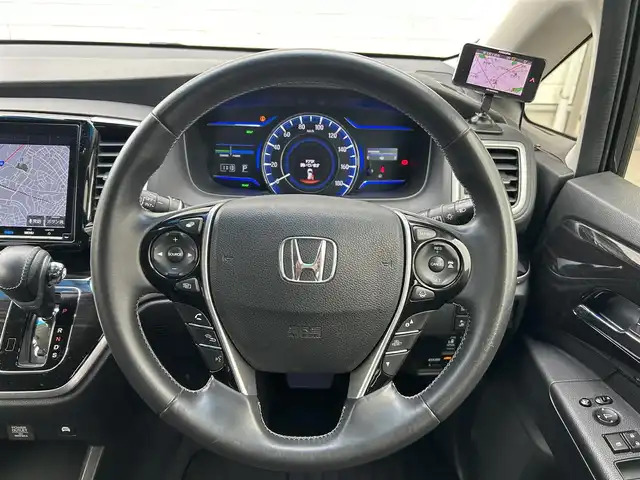 ホンダ オデッセイ ハイブリッド アブソルート・EXホンダセンジング 埼玉県 2019(平31)年 9.9万km クリスタルブラックパール ホンダ純正ナビオーディオ/（AM/FM/フルセグTV/BT/CD/DVD/SD）/フルセグTV/全方位カメラ/ホンダセンシング/・アダプティブクルーズコントロール/・LKAS/・先行車発信お知らせ機能/・標識自動認識機能/リモコンエンジンスターター/電子制御パーキングブレーキ/ブレーキホールド/ホンダ純正フリップダウンモニター/ビルトインETC2.0/ホンダ純正アドバンスドルームミラー/ホンダ純正ナビ連動前方ドラレコ/ホンダ純正後方単独ドラレコ/アイドリングストップ/コーナーセンサー前後/オートライト/ダブルエアコン/プッシュスタートボタン/スマートキー×2/ステアリングスイッチ/純正フロアマット/USBチャージャー/サイドステップガーニッシュ（LEDイルミ付）/テールゲートストラップ/車両/ナビ 取扱説明書/保証書