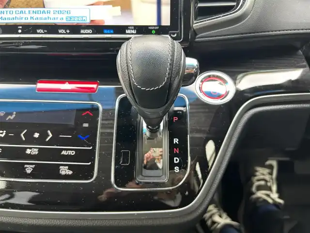 ホンダ オデッセイ ハイブリッド アブソルート・EXホンダセンジング 埼玉県 2019(平31)年 9.9万km クリスタルブラックパール ホンダ純正ナビオーディオ/（AM/FM/フルセグTV/BT/CD/DVD/SD）/フルセグTV/全方位カメラ/ホンダセンシング/・アダプティブクルーズコントロール/・LKAS/・先行車発信お知らせ機能/・標識自動認識機能/リモコンエンジンスターター/電子制御パーキングブレーキ/ブレーキホールド/ホンダ純正フリップダウンモニター/ビルトインETC2.0/ホンダ純正アドバンスドルームミラー/ホンダ純正ナビ連動前方ドラレコ/ホンダ純正後方単独ドラレコ/アイドリングストップ/コーナーセンサー前後/オートライト/ダブルエアコン/プッシュスタートボタン/スマートキー×2/ステアリングスイッチ/純正フロアマット/USBチャージャー/サイドステップガーニッシュ（LEDイルミ付）/テールゲートストラップ/車両/ナビ 取扱説明書/保証書