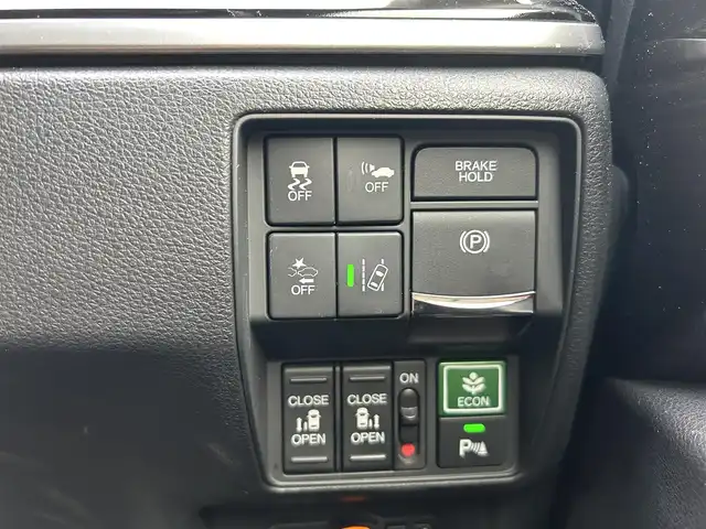 ホンダ オデッセイ ハイブリッド アブソルート・EXホンダセンジング 埼玉県 2019(平31)年 9.9万km クリスタルブラックパール ホンダ純正ナビオーディオ/（AM/FM/フルセグTV/BT/CD/DVD/SD）/フルセグTV/全方位カメラ/ホンダセンシング/・アダプティブクルーズコントロール/・LKAS/・先行車発信お知らせ機能/・標識自動認識機能/リモコンエンジンスターター/電子制御パーキングブレーキ/ブレーキホールド/ホンダ純正フリップダウンモニター/ビルトインETC2.0/ホンダ純正アドバンスドルームミラー/ホンダ純正ナビ連動前方ドラレコ/ホンダ純正後方単独ドラレコ/アイドリングストップ/コーナーセンサー前後/オートライト/ダブルエアコン/プッシュスタートボタン/スマートキー×2/ステアリングスイッチ/純正フロアマット/USBチャージャー/サイドステップガーニッシュ（LEDイルミ付）/テールゲートストラップ/車両/ナビ 取扱説明書/保証書