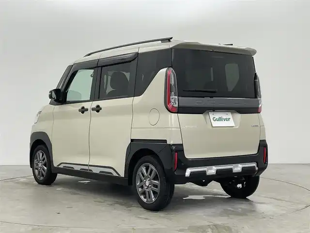 三菱 デリカミニ T プレミアム 富山県 2023(令5)年 1.4万km ナチュラルアイボリーメタリック 社外9型ナビ（AM/FM/DVD/BT/フルセグ）/全方位カメラ/ドライブレコーダー/ETC/両側パワースライドドア/ハーフレザーシート/シートヒーター/ハンドルヒーター/衝突被害軽減システム/レーダークルーズコントロール/レーンキープアシスト/コーナーセンサー/横滑り防止装置/アイドリングストップ/純正アルミホイール/純正ゴムマット/オートLEDライト/デジタルインナーミラー/オートホールド付電子パーキング/革巻きステアリング/ステアリングスイッチ/パドルシフト/スマートキー/スペアキー