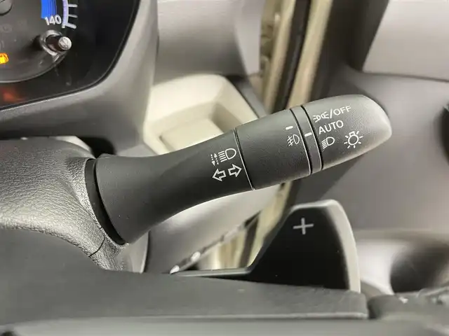 三菱 デリカミニ T プレミアム 富山県 2023(令5)年 1.4万km ナチュラルアイボリーメタリック 社外9型ナビ（AM/FM/DVD/BT/フルセグ）/全方位カメラ/ドライブレコーダー/ETC/両側パワースライドドア/ハーフレザーシート/シートヒーター/ハンドルヒーター/衝突被害軽減システム/レーダークルーズコントロール/レーンキープアシスト/コーナーセンサー/横滑り防止装置/アイドリングストップ/純正アルミホイール/純正ゴムマット/オートLEDライト/デジタルインナーミラー/オートホールド付電子パーキング/革巻きステアリング/ステアリングスイッチ/パドルシフト/スマートキー/スペアキー