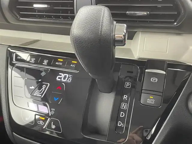 三菱 デリカミニ T プレミアム 富山県 2023(令5)年 1.4万km ナチュラルアイボリーメタリック 社外9型ナビ（AM/FM/DVD/BT/フルセグ）/全方位カメラ/ドライブレコーダー/ETC/両側パワースライドドア/ハーフレザーシート/シートヒーター/ハンドルヒーター/衝突被害軽減システム/レーダークルーズコントロール/レーンキープアシスト/コーナーセンサー/横滑り防止装置/アイドリングストップ/純正アルミホイール/純正ゴムマット/オートLEDライト/デジタルインナーミラー/オートホールド付電子パーキング/革巻きステアリング/ステアリングスイッチ/パドルシフト/スマートキー/スペアキー