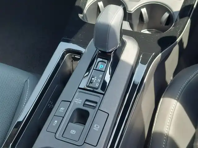 トヨタ プリウス Z 東京都 2023(令5)年 0.4万km プラチナホワイトパールマイカ 純正12.3インチディスプレイオーディオ/パノラミックビューモニター/ビルトインETC2.0/ドライブレコーダー/AC100V/ステアリングヒーター/シートヒーター/ベンチレーションシート/パワーシート/パワーバックドア/トヨタチームメイト/トヨタセーフティセンス/・プリクラッシュセーフティ/・レーントレーシングアシスト/・レーンディパーチャーアラート/・レーダークルーズコントロール/・アダプティブハイビームシステム/・オートマチックハイビーム/・ブラインドスポットモニター/・パーキングサポートブレーキ