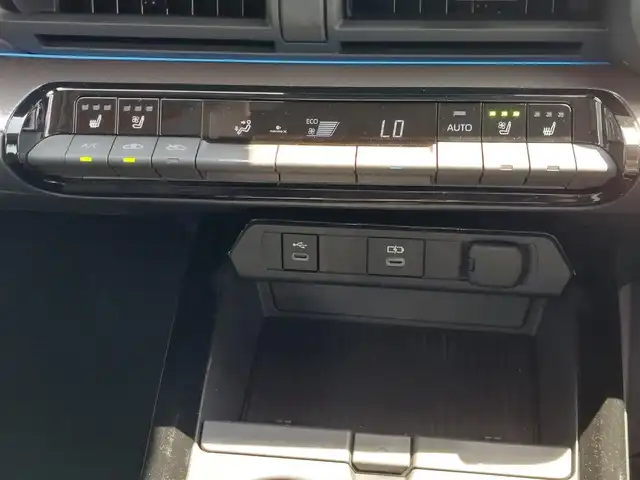 トヨタ プリウス Z 東京都 2023(令5)年 0.4万km プラチナホワイトパールマイカ 純正12.3インチディスプレイオーディオ/パノラミックビューモニター/ビルトインETC2.0/ドライブレコーダー/AC100V/ステアリングヒーター/シートヒーター/ベンチレーションシート/パワーシート/パワーバックドア/トヨタチームメイト/トヨタセーフティセンス/・プリクラッシュセーフティ/・レーントレーシングアシスト/・レーンディパーチャーアラート/・レーダークルーズコントロール/・アダプティブハイビームシステム/・オートマチックハイビーム/・ブラインドスポットモニター/・パーキングサポートブレーキ