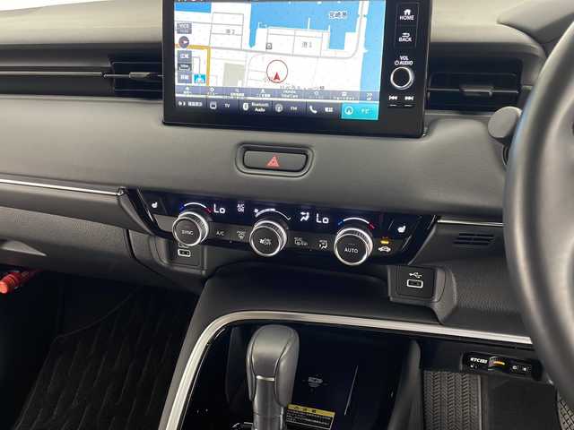 ホンダ ヴェゼル ハイブリッド e:HEV Z 宮崎県 2021(令3)年 1.4万km メテオロイドグレーメタリック 禁煙車/ホンダセンシング/純正9型ディスプレイオーディオナビTV/（HONDA CONNECT/Bluetooth/FMAM/フルセグTV)/純正バックカメラ/純正ビルトイン2.0ETC/純正LEDオートライト/純正LEDフォグ/純正18インチアルミ/純正フロアマット/アダプティブクルーズコントロール/レーンディパーチャーアラート/クリアランスソナー/ブラインドスポットモニター/パワーバックドア/パドルシフト/ハーフレザーシート/前席シートヒーター/置くだけ充電/デュアルオートエアコン/ステアリングヒーター/スマートキー/プッシュエンジンスタート/新車時保証書/取扱い説明書