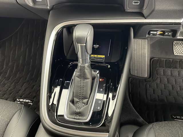 ホンダ ヴェゼル ハイブリッド e:HEV Z 宮崎県 2021(令3)年 1.4万km メテオロイドグレーメタリック 禁煙車/ホンダセンシング/純正9型ディスプレイオーディオナビTV/（HONDA CONNECT/Bluetooth/FMAM/フルセグTV)/純正バックカメラ/純正ビルトイン2.0ETC/純正LEDオートライト/純正LEDフォグ/純正18インチアルミ/純正フロアマット/アダプティブクルーズコントロール/レーンディパーチャーアラート/クリアランスソナー/ブラインドスポットモニター/パワーバックドア/パドルシフト/ハーフレザーシート/前席シートヒーター/置くだけ充電/デュアルオートエアコン/ステアリングヒーター/スマートキー/プッシュエンジンスタート/新車時保証書/取扱い説明書