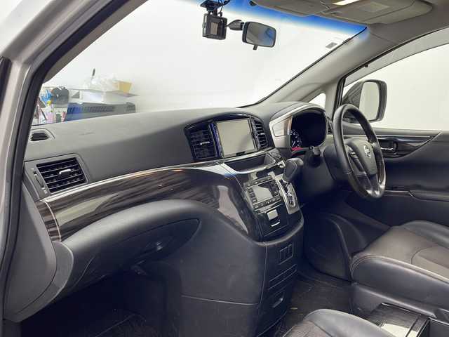 日産 エルグランド 250HWS アーバンクロム 兵庫県 2016(平28)年 7.5万km ブリリアントシルバー ・純正ナビ/Bluetooth/TV/CD/DVD/SD/USB/・バックカメラ/・クルーズコントロール/・両側パワースライドドア/・ステアリングリモコン/・ハーフレザーシート/・シートリフター/・オットマン/・後席サンシェード/・純正フリップダウンモニター/・MTモード付AT/・LEDオートライト/・フォグランプ/・純正18インチアルミホイール/・電動格納ミラー/・Wエアバッグ/・カーテンエアバッグ/・前後ドライブレコーダー/・ビルトインETC/・スペアキー/・スマートキー
