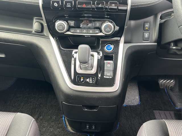 日産 セレナ e－パワー ハイウェイスター V 岐阜県 2019(平31)年 7.9万km ダイヤモンドブラック 登録時走行距離78668km/純正9型ナビ/アラウンドビューモニター/ETC/オートプロパイロット/両側パワースライドドア/シートヒーター/ナビ連動ドライブレコーダー/フルセグTV、ブルーレイ/ステアリングヒーター/純正フリップダウンモニター/Bluetooth・CD・DVD・SDミュージックサーバー・AUX可/デジタルインナーミラー/オートエアコン/純正ホイール