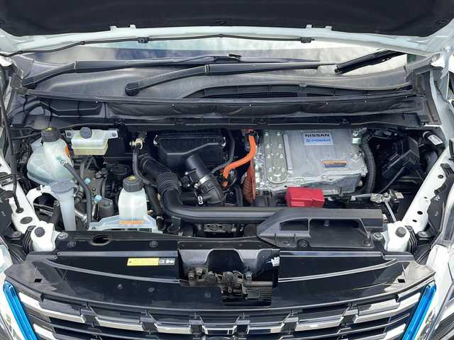 日産 セレナ e－パワー ハイウェイスター V 山口県 2020(令2)年 4.8万km ブリリアントホワイトパール フリップダウンモニター/社外9インチナビ　【AVIC-RQ911】/・フルセグTV/・Bluetooth接続/・DVD再生機能有/アラウンドビューモニター/デジタルインナーミラー/プロパイロット/・エマージェンシーブレーキ/・後側方車両検知警報/・車線逸脱警報/・ふらつき警報/・踏み間違い衝突防止アシスト/・標識認識機能/・コーナーセンサー/ブラインドスポットモニター/純正フロアマット/スマートキー/プッシュスタート/スペアキー1本/D/N席シートヒーター/ステアリングヒーター/両側パワースライドドア/ドアバイザー/ウィンカーミラー/保証書