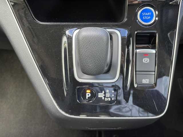 日産 セレナ e－パワー ハイウェイスター V 山口県 2020(令2)年 4.8万km ブリリアントホワイトパール フリップダウンモニター/社外9インチナビ　【AVIC-RQ911】/・フルセグTV/・Bluetooth接続/・DVD再生機能有/アラウンドビューモニター/デジタルインナーミラー/プロパイロット/・エマージェンシーブレーキ/・後側方車両検知警報/・車線逸脱警報/・ふらつき警報/・踏み間違い衝突防止アシスト/・標識認識機能/・コーナーセンサー/ブラインドスポットモニター/純正フロアマット/スマートキー/プッシュスタート/スペアキー1本/D/N席シートヒーター/ステアリングヒーター/両側パワースライドドア/ドアバイザー/ウィンカーミラー/保証書