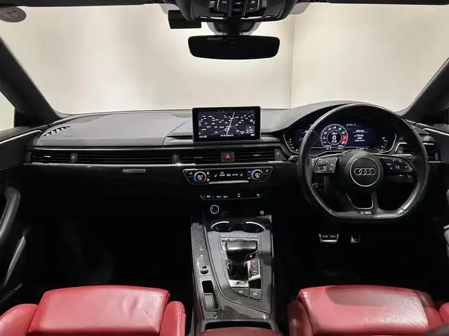 アウディ Ｓ５ スポーツバック 愛知県 2018(平30)年 5.4万km 黒 ・ＫＷ車高調整サスペンション　/。マトリクスLEDヘッドライト/・LEDリヤコンビネーションライト/ダイナミックターンインジケーター/・ヘッドライトウォッシャー/・Sスポーツバンパー/・アルミホイール 5スポークSデザイン/コントラストグレーポリッシュト/8.5J×19+255/35 R19タイヤ/・トランクリッドオープナー/・エクステリアミラーハウジング/アルミニウム/・カラードブレーキキャリパーレッド/・スポーツシート赤レザー/・シートヒーター（フロント）/・デコラティブパネル／カーボンアトラス/・ステアリングホイール 3スポークレザー　/マルチファンクション フラットボトム/・Sステアリングホイールエンブレム/・ドアシルトリム S ロゴ/・アウディサイドアシスト/・アダプティブクルーズコントロール/・アウディアクティブレーンアシスト/・リヤビューカメラ/・アウディパーキングシステム/・アウディホールドアシスト/・アウディプレセンス シティ/・アウディドライブセレクト/・ MMI ナビゲーション/・ Audi connect ／セーフティ＆サービス／/Audi connect Navigator/・スマートフォンインターフェイス