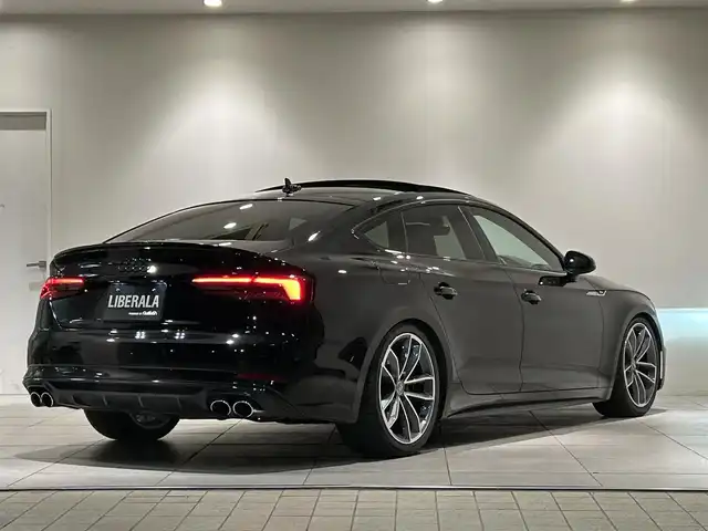 アウディ Ｓ５ スポーツバック 愛知県 2018(平30)年 5.4万km 黒 ・ＫＷ車高調整サスペンション　/。マトリクスLEDヘッドライト/・LEDリヤコンビネーションライト/ダイナミックターンインジケーター/・ヘッドライトウォッシャー/・Sスポーツバンパー/・アルミホイール 5スポークSデザイン/コントラストグレーポリッシュト/8.5J×19+255/35 R19タイヤ/・トランクリッドオープナー/・エクステリアミラーハウジング/アルミニウム/・カラードブレーキキャリパーレッド/・スポーツシート赤レザー/・シートヒーター（フロント）/・デコラティブパネル／カーボンアトラス/・ステアリングホイール 3スポークレザー　/マルチファンクション フラットボトム/・Sステアリングホイールエンブレム/・ドアシルトリム S ロゴ/・アウディサイドアシスト/・アダプティブクルーズコントロール/・アウディアクティブレーンアシスト/・リヤビューカメラ/・アウディパーキングシステム/・アウディホールドアシスト/・アウディプレセンス シティ/・アウディドライブセレクト/・ MMI ナビゲーション/・ Audi connect ／セーフティ＆サービス／/Audi connect Navigator/・スマートフォンインターフェイス