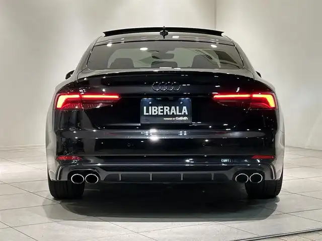 アウディ Ｓ５ スポーツバック 愛知県 2018(平30)年 5.4万km 黒 ・ＫＷ車高調整サスペンション　/。マトリクスLEDヘッドライト/・LEDリヤコンビネーションライト/ダイナミックターンインジケーター/・ヘッドライトウォッシャー/・Sスポーツバンパー/・アルミホイール 5スポークSデザイン/コントラストグレーポリッシュト/8.5J×19+255/35 R19タイヤ/・トランクリッドオープナー/・エクステリアミラーハウジング/アルミニウム/・カラードブレーキキャリパーレッド/・スポーツシート赤レザー/・シートヒーター（フロント）/・デコラティブパネル／カーボンアトラス/・ステアリングホイール 3スポークレザー　/マルチファンクション フラットボトム/・Sステアリングホイールエンブレム/・ドアシルトリム S ロゴ/・アウディサイドアシスト/・アダプティブクルーズコントロール/・アウディアクティブレーンアシスト/・リヤビューカメラ/・アウディパーキングシステム/・アウディホールドアシスト/・アウディプレセンス シティ/・アウディドライブセレクト/・ MMI ナビゲーション/・ Audi connect ／セーフティ＆サービス／/Audi connect Navigator/・スマートフォンインターフェイス