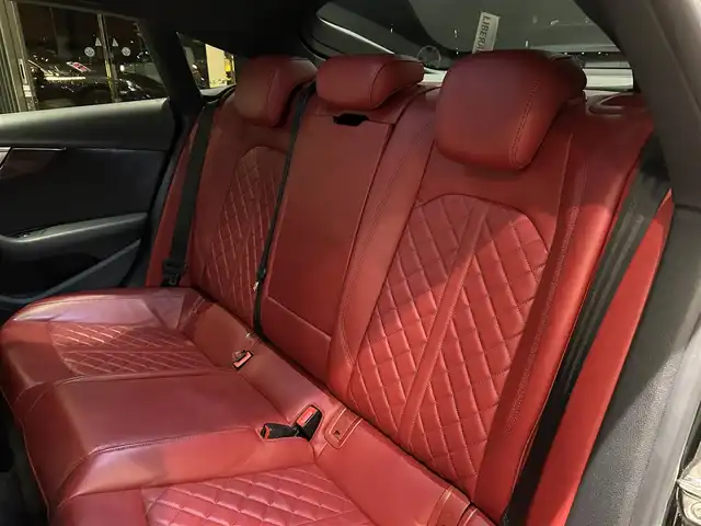 アウディ Ｓ５ スポーツバック 愛知県 2018(平30)年 5.4万km 黒 ・ＫＷ車高調整サスペンション　/。マトリクスLEDヘッドライト/・LEDリヤコンビネーションライト/ダイナミックターンインジケーター/・ヘッドライトウォッシャー/・Sスポーツバンパー/・アルミホイール 5スポークSデザイン/コントラストグレーポリッシュト/8.5J×19+255/35 R19タイヤ/・トランクリッドオープナー/・エクステリアミラーハウジング/アルミニウム/・カラードブレーキキャリパーレッド/・スポーツシート赤レザー/・シートヒーター（フロント）/・デコラティブパネル／カーボンアトラス/・ステアリングホイール 3スポークレザー　/マルチファンクション フラットボトム/・Sステアリングホイールエンブレム/・ドアシルトリム S ロゴ/・アウディサイドアシスト/・アダプティブクルーズコントロール/・アウディアクティブレーンアシスト/・リヤビューカメラ/・アウディパーキングシステム/・アウディホールドアシスト/・アウディプレセンス シティ/・アウディドライブセレクト/・ MMI ナビゲーション/・ Audi connect ／セーフティ＆サービス／/Audi connect Navigator/・スマートフォンインターフェイス